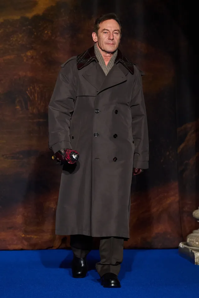 Рыцарь в сияющих доспехах: коллекция Burberry осень-зима 2025