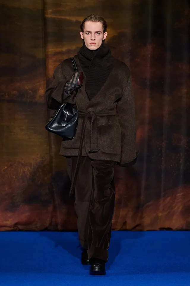 Рыцарь в сияющих доспехах: коллекция Burberry осень-зима 2025