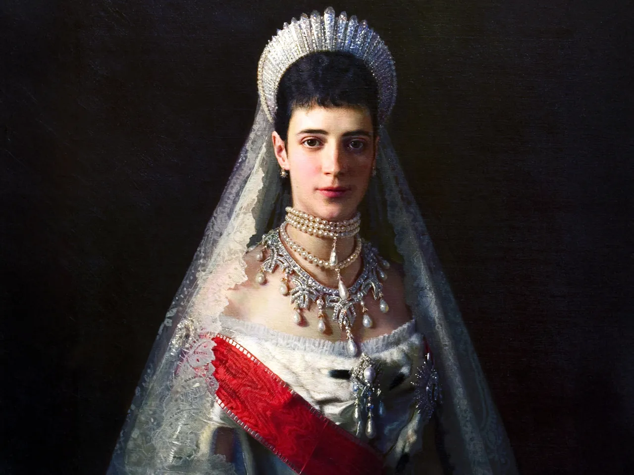 Иван Крамской. Портрет российской императрицы Марии Федоровны (1881—1894), супруги Александра III (1881—1894). На шее украшение содержит бриллианты, жемчуг. На браслете — сапфир | (Getty)