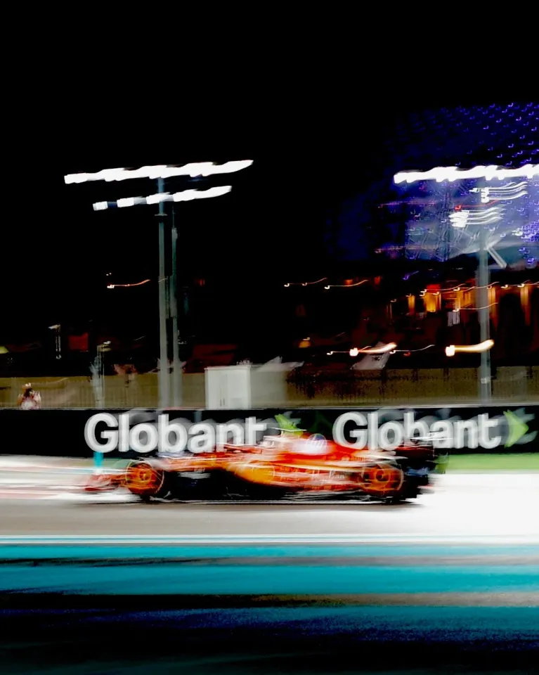 Снялся в фильме F1 с Брэдом Питтом: история маршала «Формулы-1»