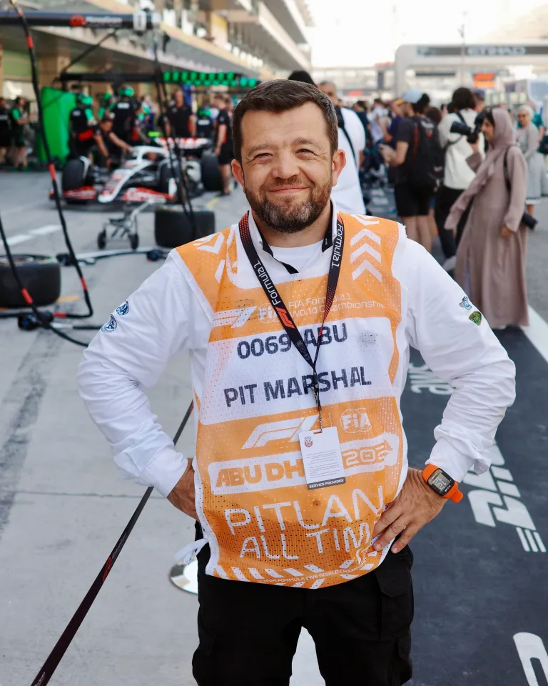 Снялся в фильме F1 с Брэдом Питтом: история маршала «Формулы-1»