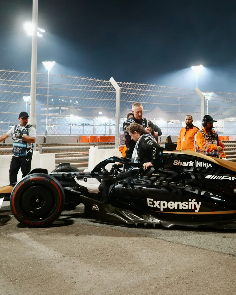 Снялся в фильме F1 с Брэдом Питтом: история маршала «Формулы-1»