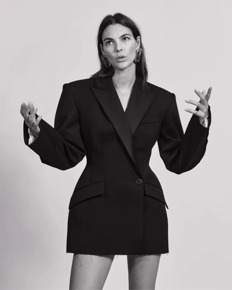 Сара Бертон представила дебютный рекламный кампейн для Givenchy