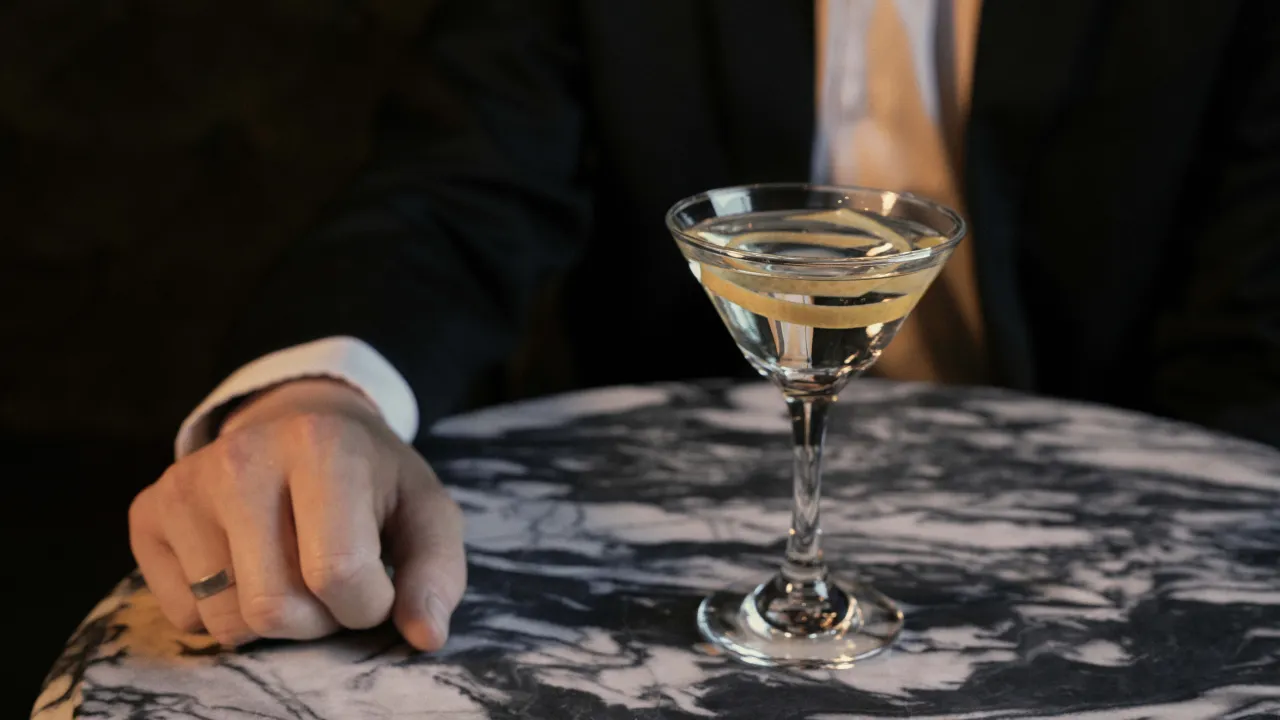 Взболтать, но не смешивать: как коктейли раскрывают характер персонажей в кино