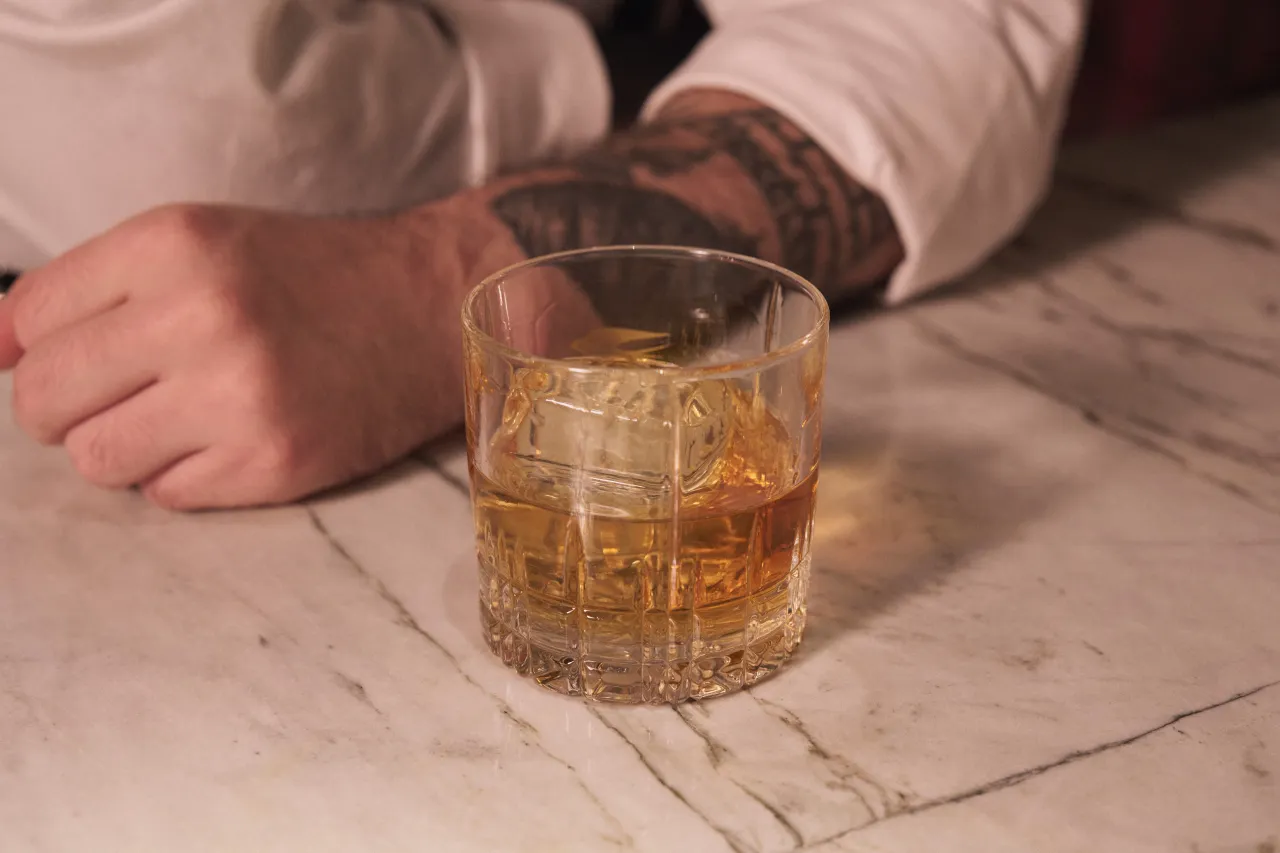 Взболтать, но не смешивать: как коктейли раскрывают характер персонажей в кино