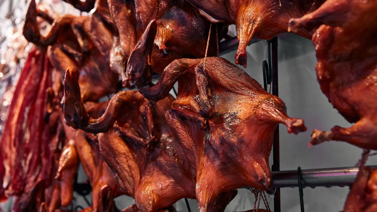 Деликатес императоров: как утка по-пекински стала символом благосостояния