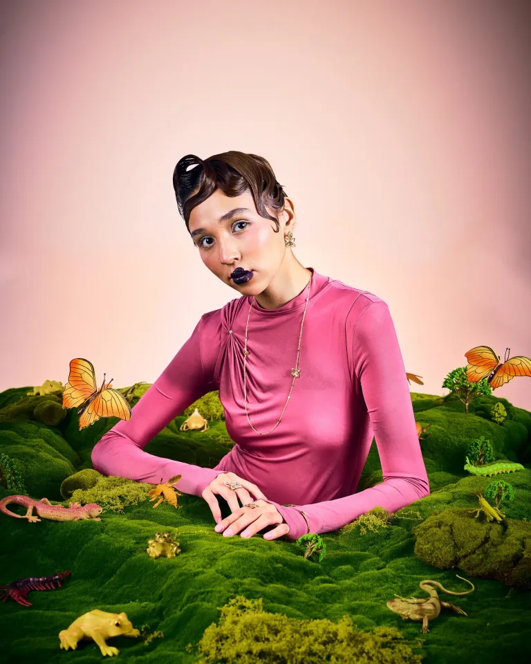 Ожерелье: [GIARDINI SEGRETI OPERA](https://www.instagram.com/sansiofficial?igsh=MWVlbW14aGw1ajFoeQ==)
Браслет: [PETIT GARDEN](https://www.instagram.com/sansiofficial?igsh=MWVlbW14aGw1ajFoeQ==)
Серьги: [GIARDINI SEGRETI](https://www.instagram.com/sansiofficial?igsh=MWVlbW14aGw1ajFoeQ==)
Кольца: [GIARDINI SEGRETI](https://www.instagram.com/sansiofficial?igsh=MWVlbW14aGw1ajFoeQ==)