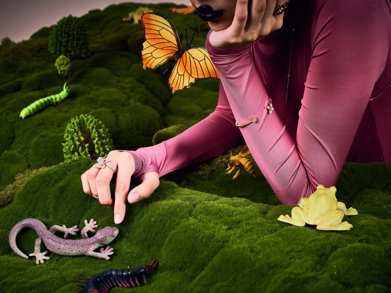 Ожерелье: [GIARDINI SEGRETI OPERA](https://www.instagram.com/sansiofficial?igsh=MWVlbW14aGw1ajFoeQ==)
Браслет: [PETIT GARDEN](https://www.instagram.com/sansiofficial?igsh=MWVlbW14aGw1ajFoeQ==)
Серьги: [GIARDINI SEGRETI](https://www.instagram.com/sansiofficial?igsh=MWVlbW14aGw1ajFoeQ==)
Кольца: [GIARDINI SEGRETI](https://www.instagram.com/sansiofficial?igsh=MWVlbW14aGw1ajFoeQ==)