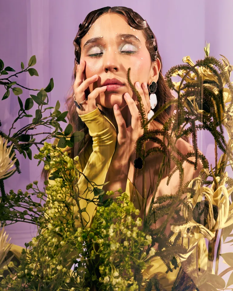 Сотуар: [TON JOLI](https://www.instagram.com/sansiofficial?igsh=MWVlbW14aGw1ajFoeQ==)
Кольца: [TON JOLI](https://www.instagram.com/sansiofficial?igsh=MWVlbW14aGw1ajFoeQ==) | [PETIT JOLI ](https://www.instagram.com/sansiofficial?igsh=MWVlbW14aGw1ajFoeQ==) 
Чокер: [PETIT JOLI LUNAIRE](https://www.instagram.com/sansiofficial?igsh=MWVlbW14aGw1ajFoeQ==)
Серьги: [TON JOLI](https://www.instagram.com/sansiofficial?igsh=MWVlbW14aGw1ajFoeQ==)