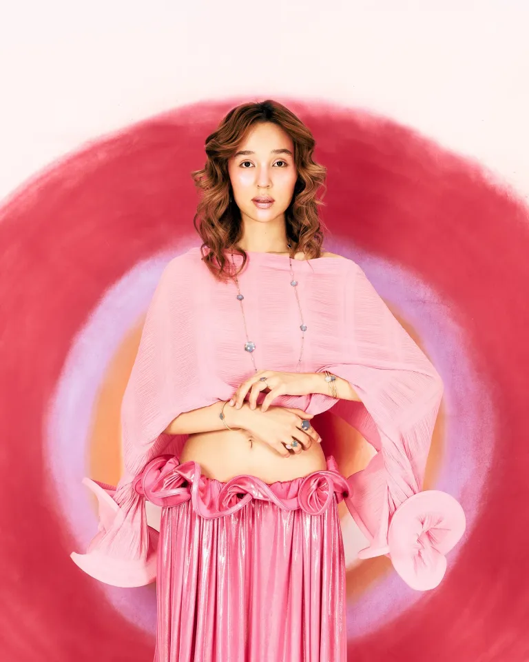 Сотуар: [TON JOLI LUNAIRE](https://www.instagram.com/sansiofficial?igsh=MWVlbW14aGw1ajFoeQ==)
Кольца: [PETIT JOLI LUNAIRE](https://www.instagram.com/sansiofficial?igsh=MWVlbW14aGw1ajFoeQ==)
Браслеты: [PETIT JOLI LUNAIRE](https://www.instagram.com/sansiofficial?igsh=MWVlbW14aGw1ajFoeQ==)
Серьги: [TON JOLI](https://www.instagram.com/sansiofficial?igsh=MWVlbW14aGw1ajFoeQ==)