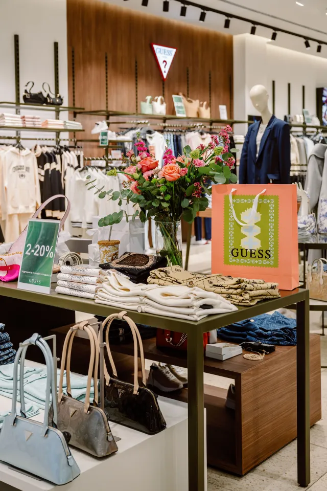 Переосмысление кодов: художница Асель Нусипкожанова создала арт-объекты для GUESS