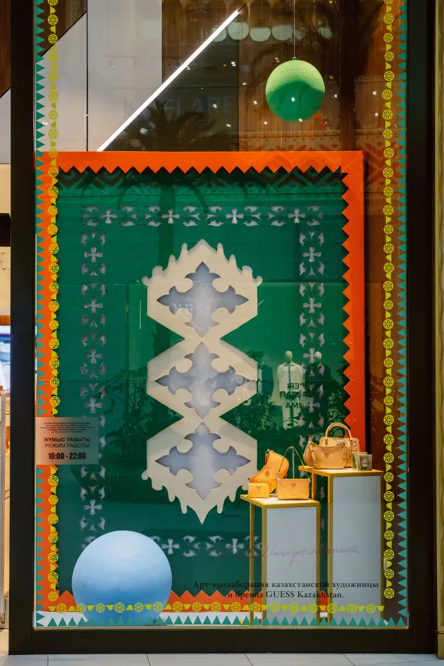 Переосмысление кодов: художница Асель Нусипкожанова создала арт-объекты для GUESS