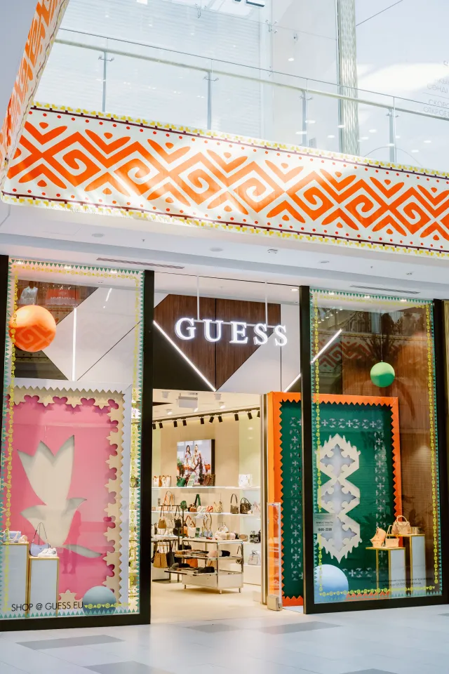 Переосмысление кодов: художница Асель Нусипкожанова создала арт-объекты для GUESS