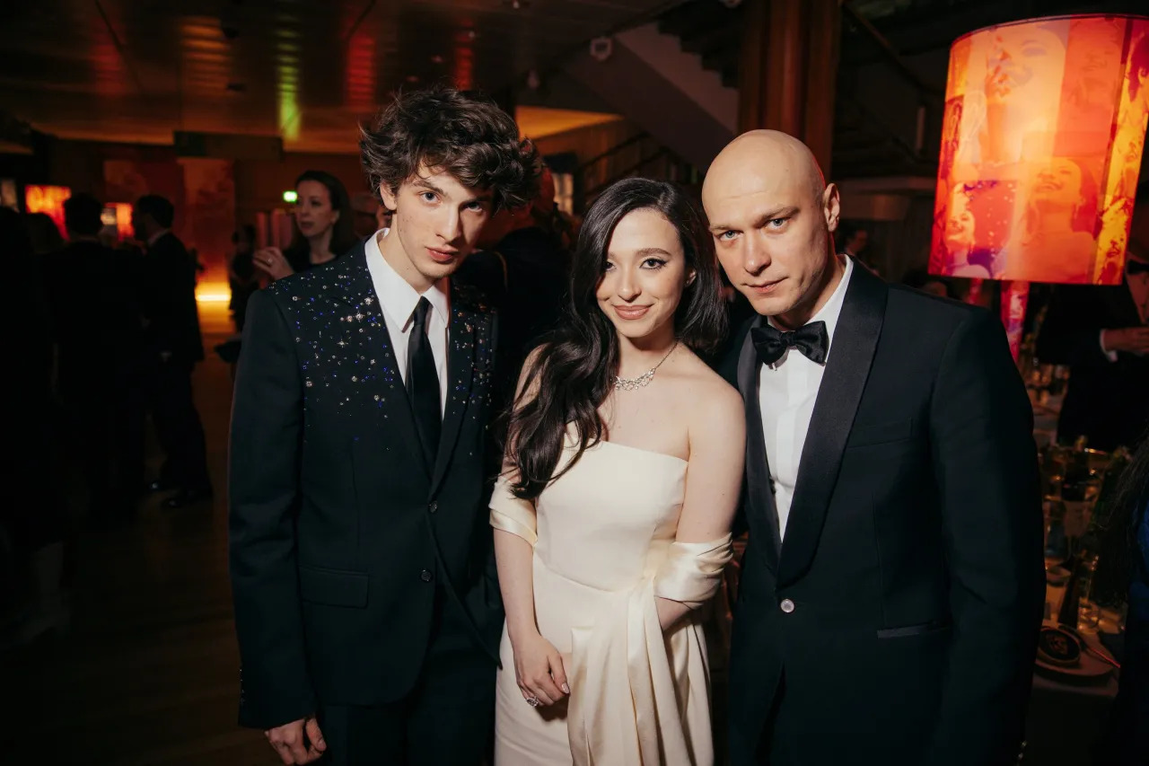 Марк Эйдельштейн, Майки Мэдисон и Юрий Борисов на ужине по случаю вручения кинопремии BAFTA 2025 | Getty Images