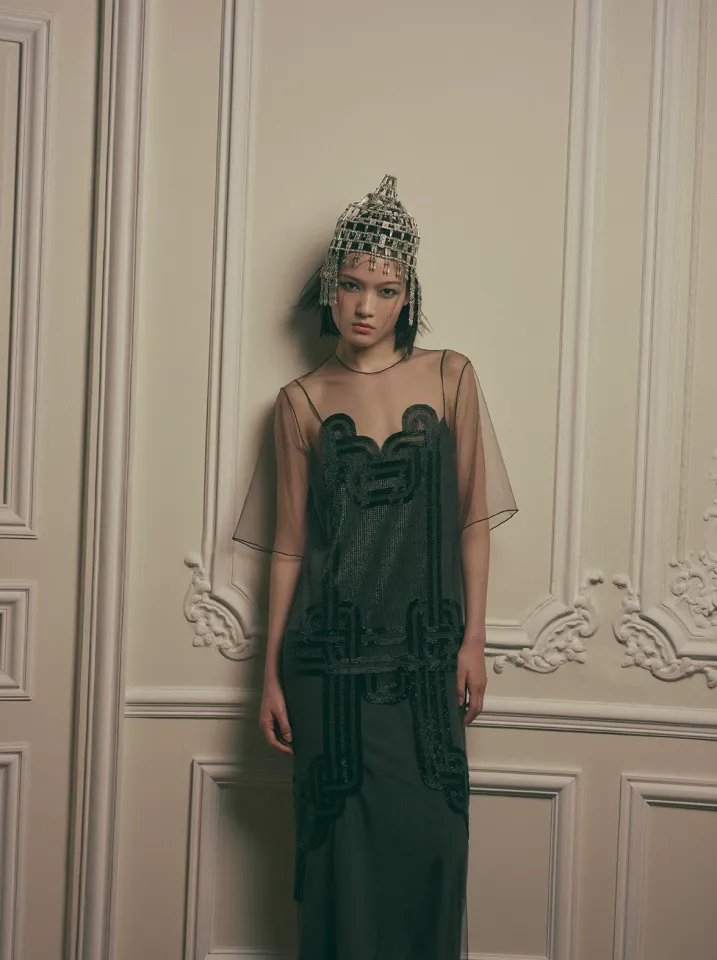 Платье Fendi, серебряный головной убор в виде саукеле из личной коллекции Айгерим Шустер