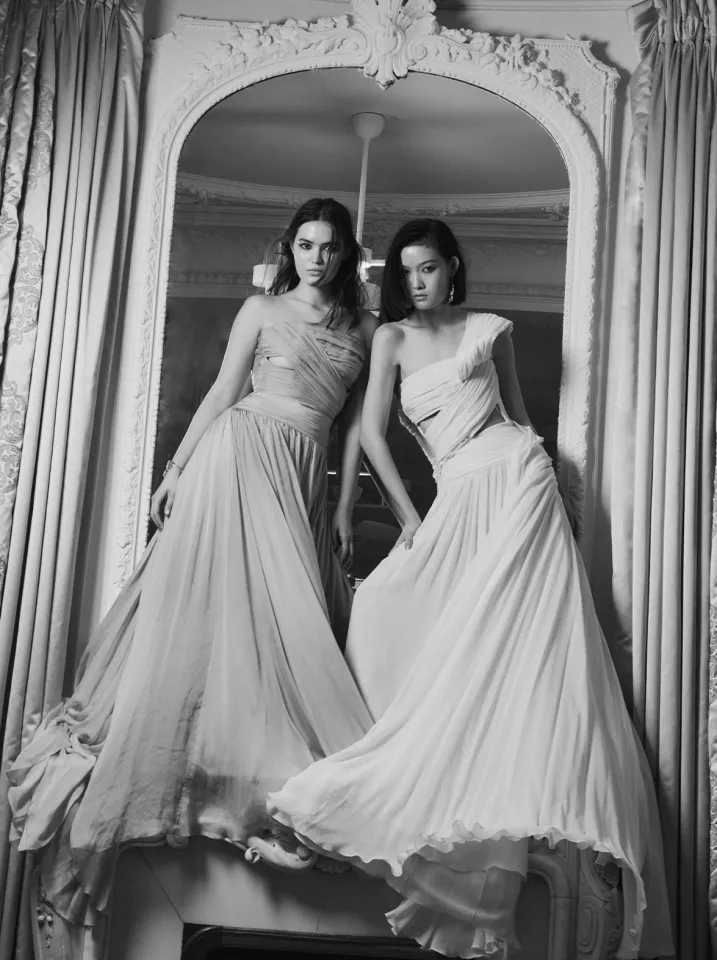 Платья Zuhair Murad, серебряные серьги и браслет из личной коллекции Айгерим Шустер