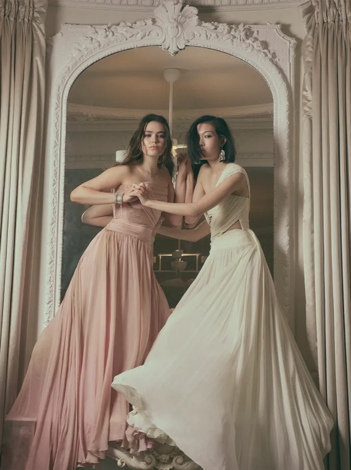 Платья Zuhair Murad, серебряные серьги и браслет из личной коллекции Айгерим Шустер