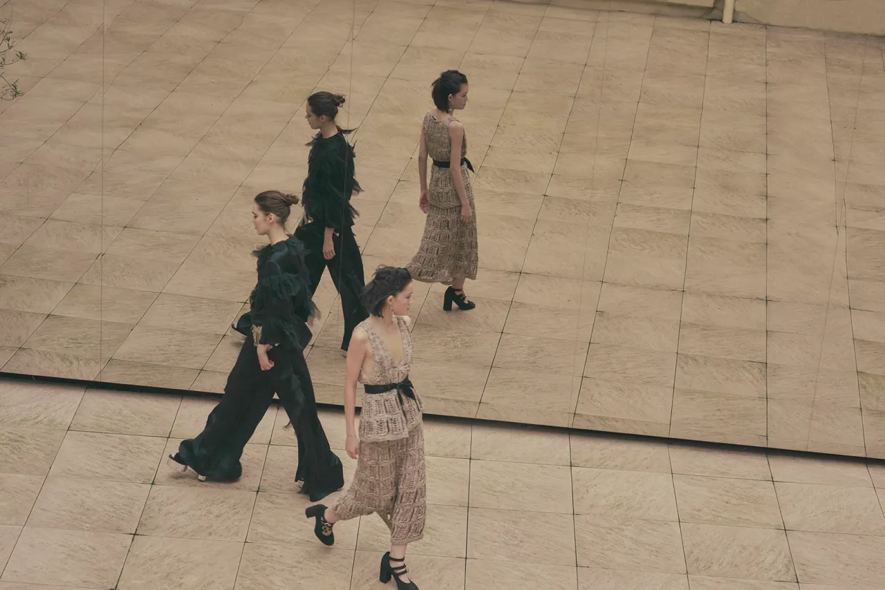 На Дане: брюки, блузка и босоножки Chanel, серебряный пояс с монетами из личной коллекции Айгерим Шустер
На Томирис: костюм и туфли Chanel, серебряные серьги из личной коллекции Айгерим Шустер