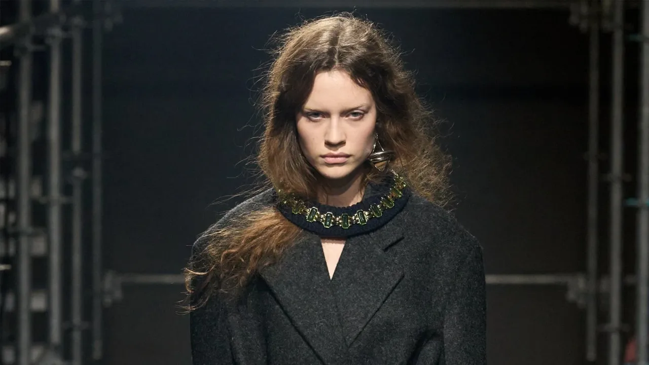 Commuter girl на Prada Ready to Wear Fall Winter 2025 | Spotlight