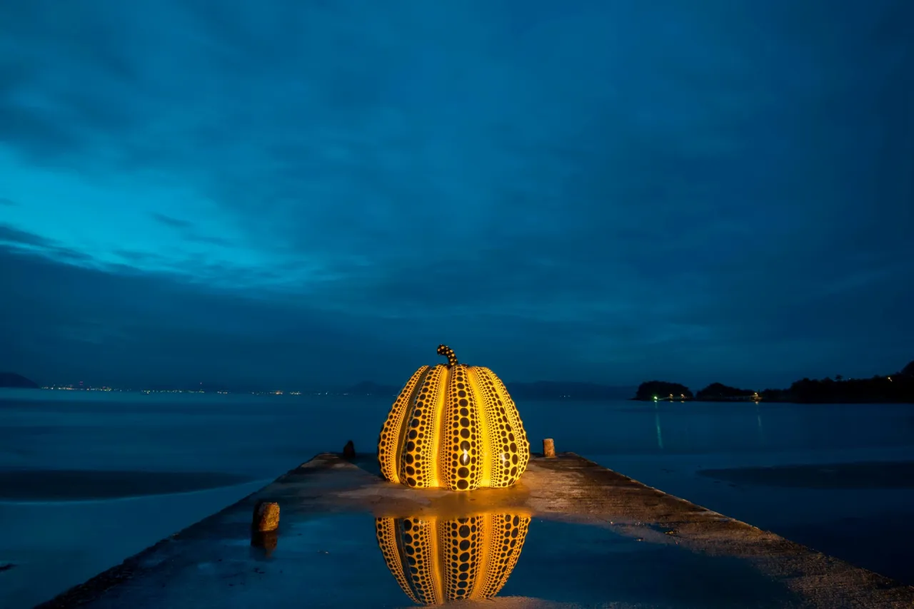 Чёрно-желтая тыква Яёи Кусамы | Alamy