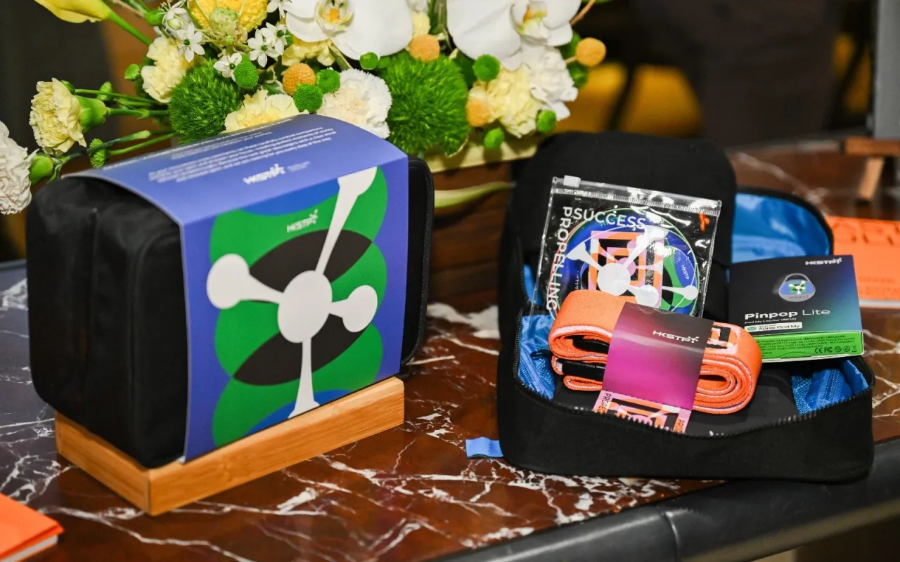 Дорожные наборы из серии «Go Global» от HKSTP, включающие полезные гаджеты, такие как складная сумка V Cycle из переработанных отходов и трекер местоположения Momax | Tatler Hong Kong