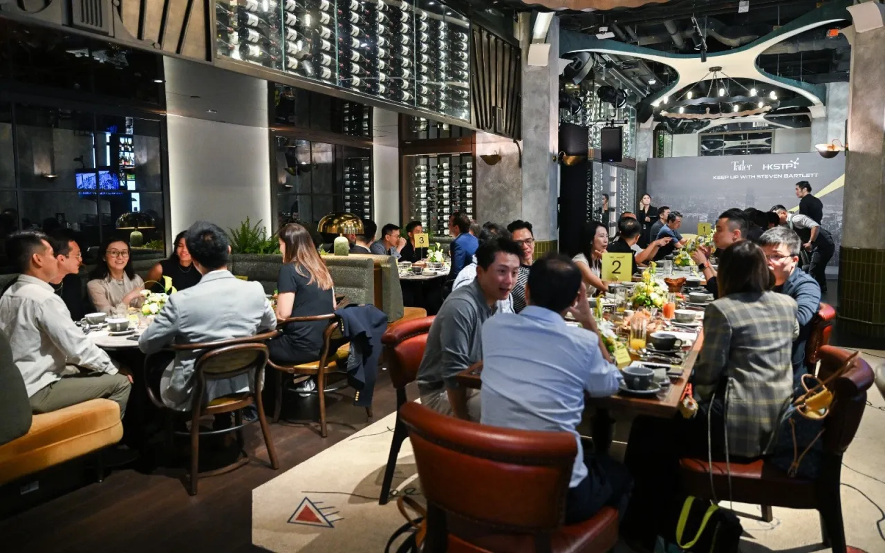 Примерно 50 участников из числа новаторов Гонконга — основатели стартапов, инвесторы и лидеры отрасли — обмениваются контактами и общаются | Tatler Hong Kong