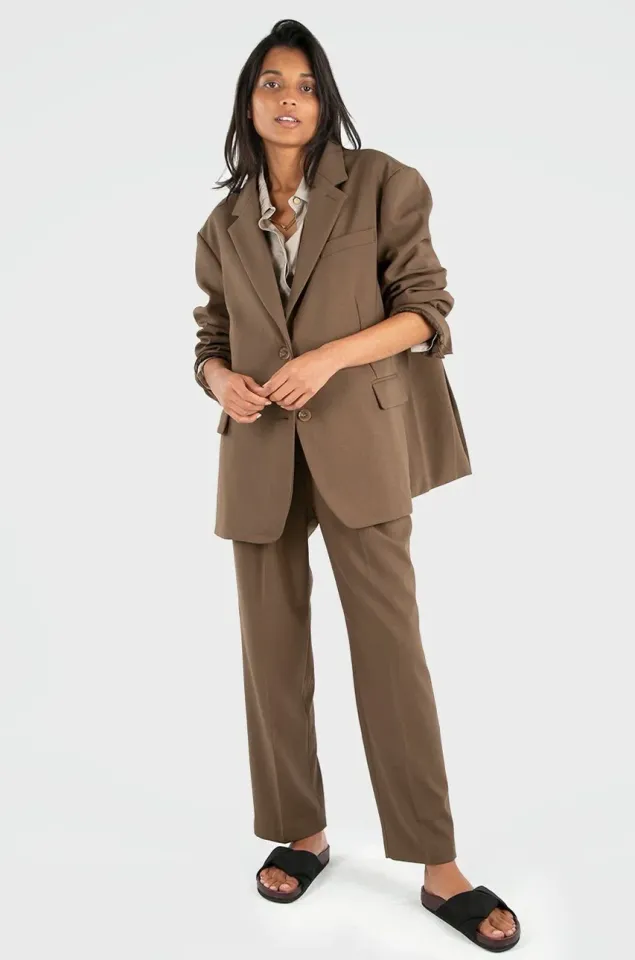 Pantone бойынша 2025 жылдың түсі: Mocha Mousse – жайлылық пен сәннің жаңа символы