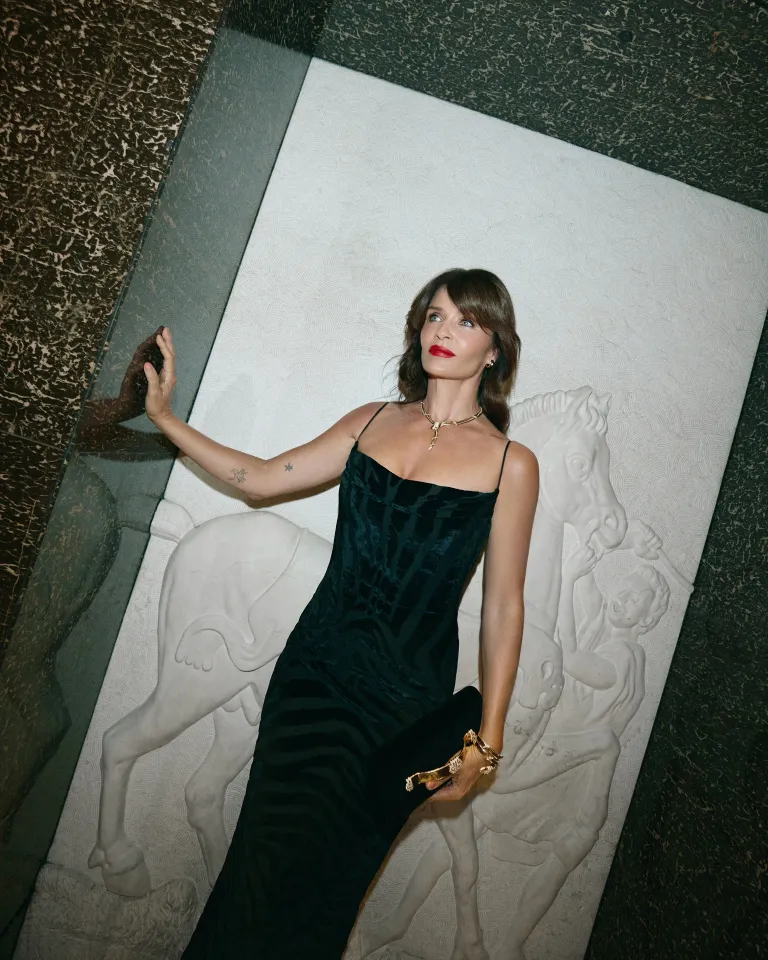 Balmain көйлегі; Serpenti Tubogas алқасы мен білезігі; Tubogas Classic Bvlgari сырғалары мен сақинасы; Bvlgari Parentesi Bvlgari клатчы; Bvlgari көзілдірігі | Фотосуретші: Темірлан Фарзалиев