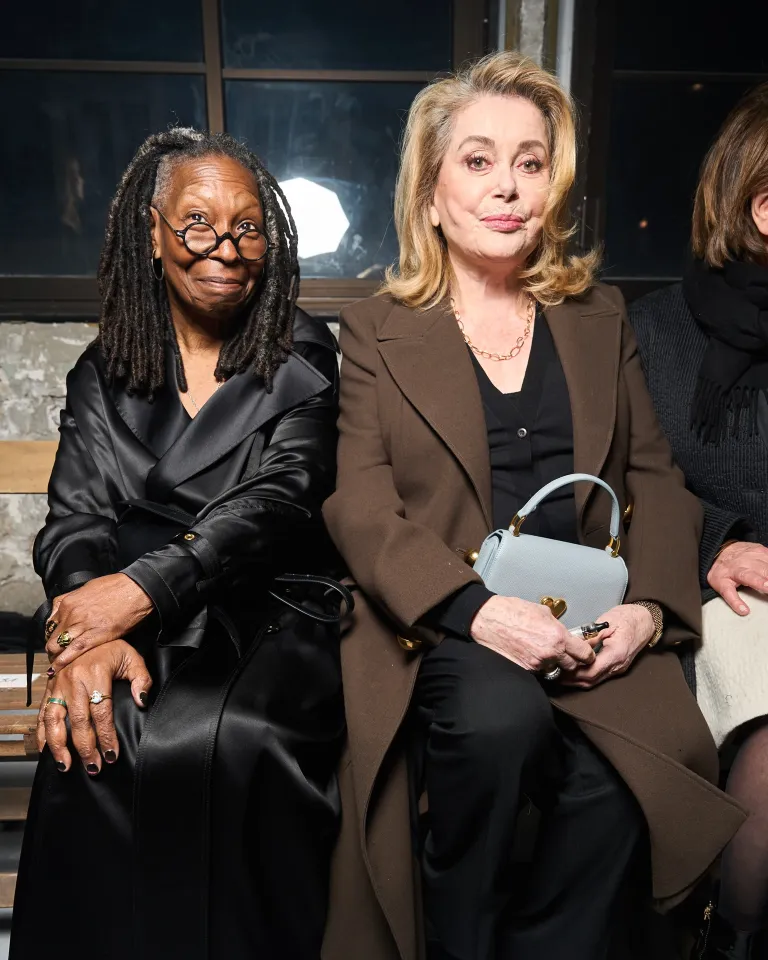 Вупи Голдберг и Катрин Денев на показе Ami Paris, осень-зима 2025 | Spotlight