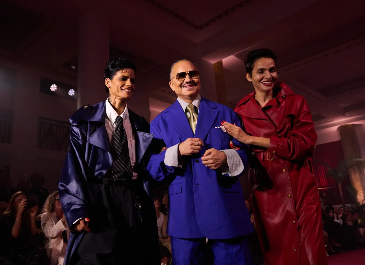 Дизайнер Вилли Чаваррия, Фарида Хелфа и Омахира Мота в финале показа Willy Chavarria, весна-лето 2026 | Spotlight