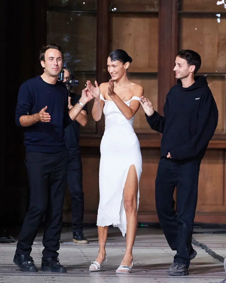 Дизайнеры Coperni c Беллой Хадид на показе марки в 2023 году | Spotlight