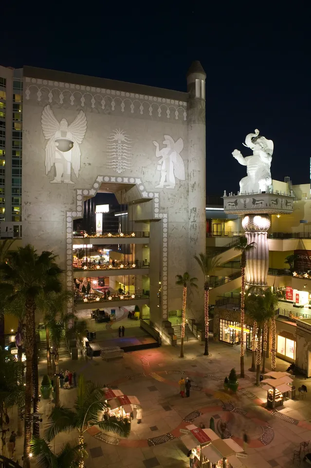 До 2021 года Babylon Court в Голливуде воссоздавал декорации из легендарного фильма «Нетерпимость» 1916 года, но позже и вавилонские ворота, и слонов убрали | Getty Images