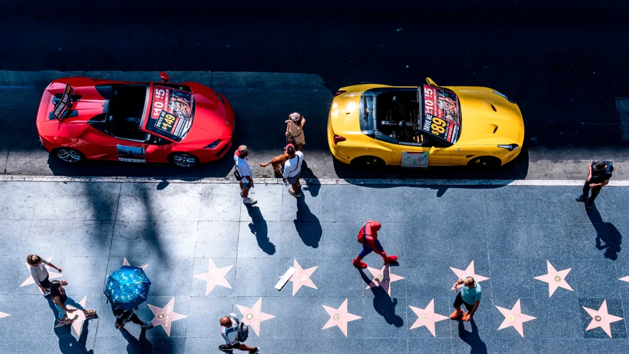 У каждого бармена здесь есть парочка готовых сценариев, а парень с лицом молодого Джонни Деппа приносит вам пиццу | Getty Images