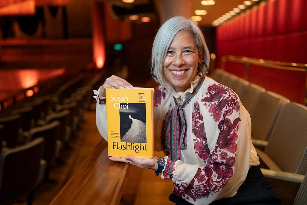 Сьюзен Чой с романом «Фонарь» (Flashlight). Photo by David Levenson/Getty Images