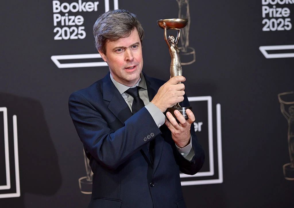 Дэвид Солой с Букеровской премией 2025 года (Photo by Eamonn M. McCormack/Getty Images)