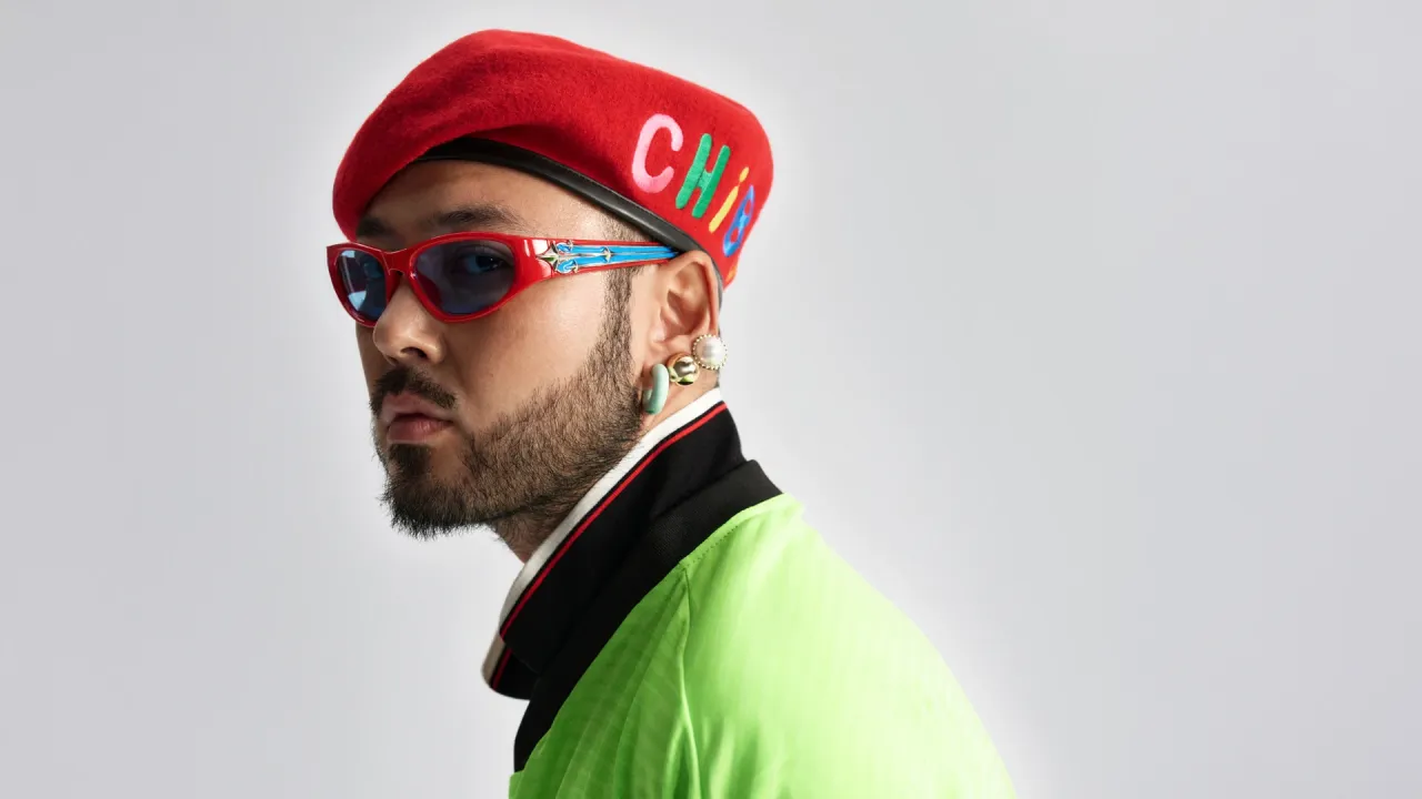 Лонгслив Gosha Rubchinskiy; черная юбка Zara x Steven Meisel; серая юбка Yat Pit; очки Gentle Monster; берет Masonprince; мюли Balenciaga; перчатки AliExpress | Фотограф: Мария Slozhnomarya