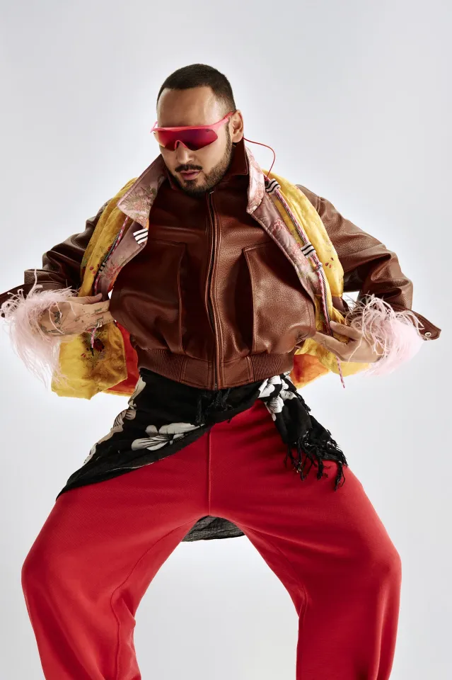 Lime күртешесі мен қауырсынды жейдесі; Tatyana Yan x Yan Ray жилеті; Alba Optics көзілдірігі; Cartier, Bvlgari жүзіктері | Фотосуретші: Мария Slozhnomarya