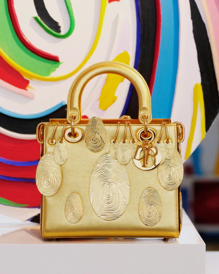 Кристиан Диордың саусақ ізі бейнеленген Lady Dior сөмкесі | Дизайн: Марк Куинн; Фотосуретші: Джеймс Робджант