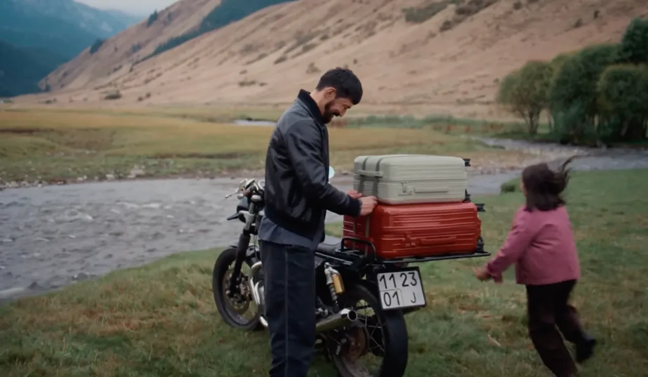 Кадр из ролика Rimowa