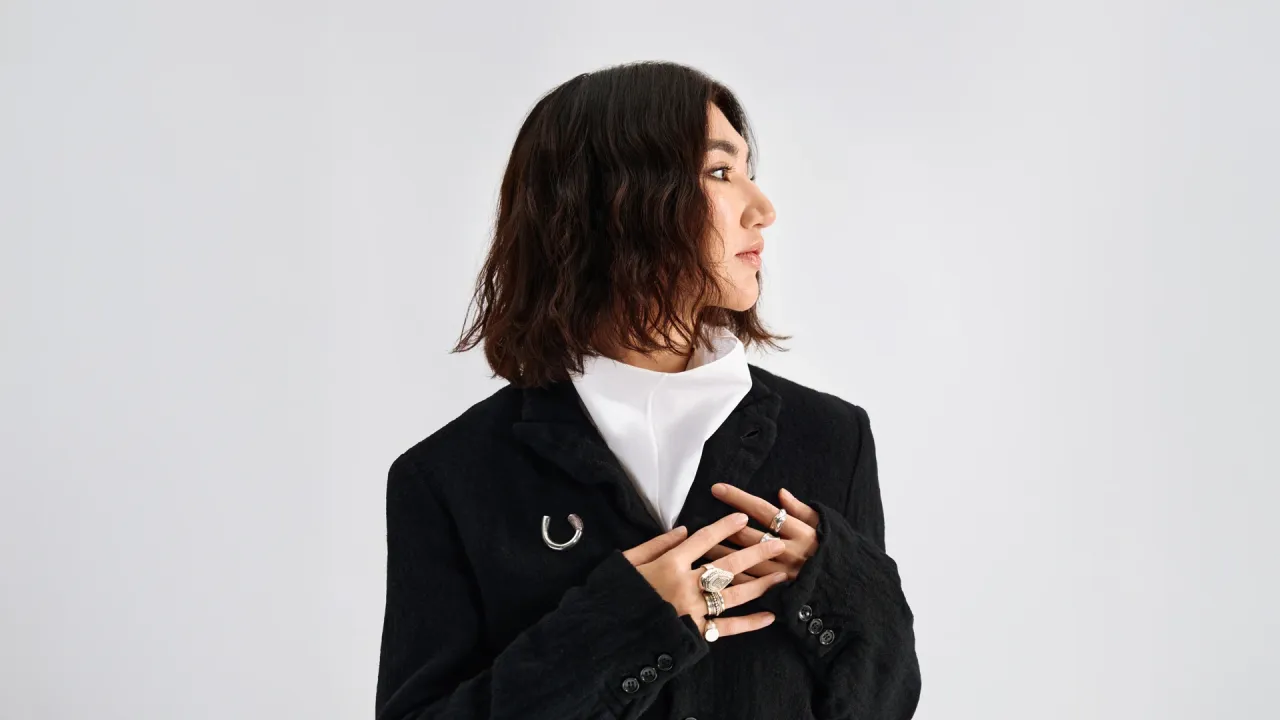 Жакет Comme des Garçons; рубашка The Row; кольца Mūraа | Фотограф: Мария Slozhnomarya