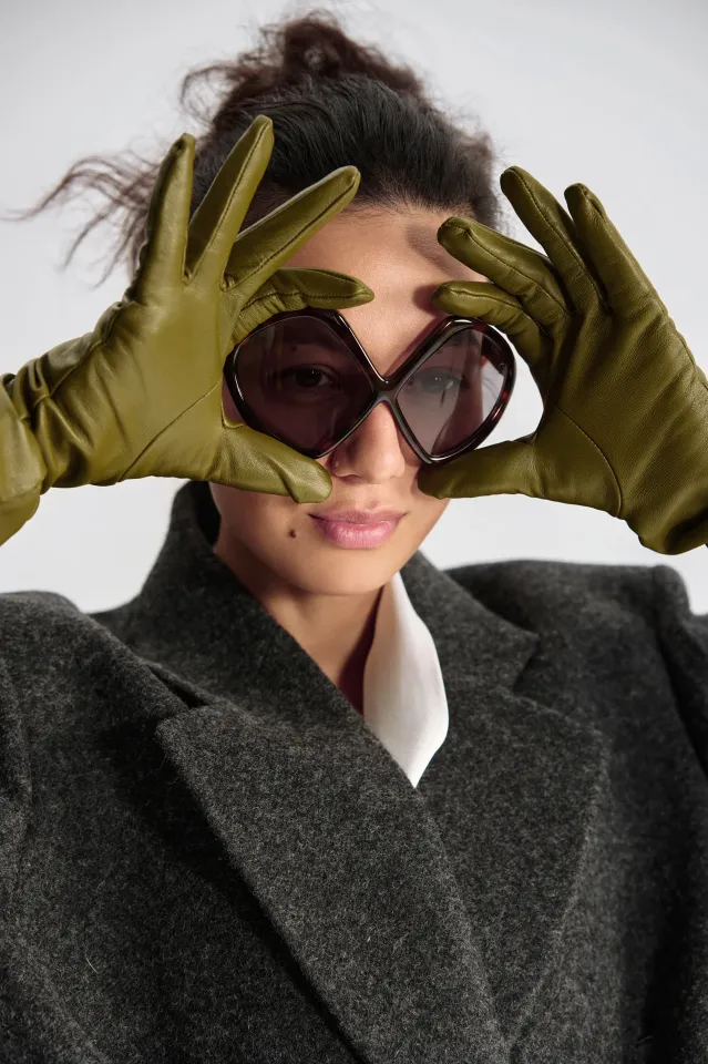 Пальто, қолғап және көзілдірік – Prada; көйлек – Méssa | Фотосуретші: Мария Slozhnomarya