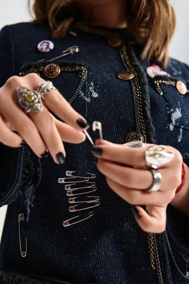 Жакет – R13; сақиналар – Chrome Hearts | Фотосуретші: Мария Slozhnomarya