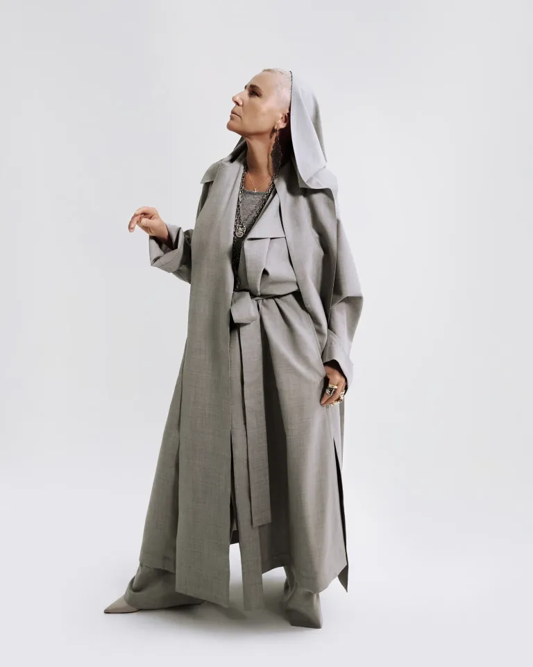 The Row күләпаралы тренчі; Loree Rodkin сақиналары мен сырғалары | Фотосуретші: Мария Slozhnomarya