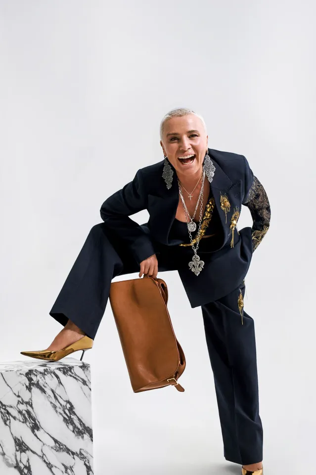 Dries Van Noten костюмы; The Row клатчы мен алқасы; Le Silla туфлиі; Loree Rodkin сырғалары мен алқасы | Фотосуретші: Мария Slozhnomarya