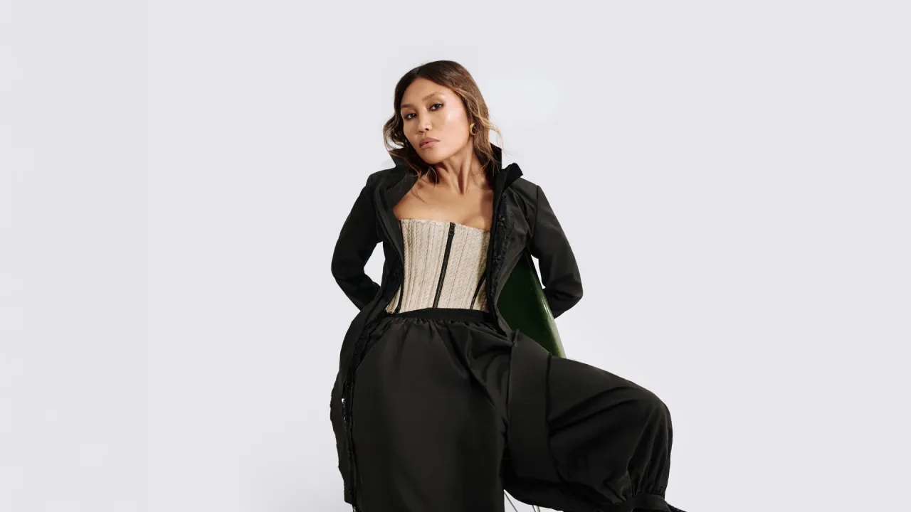 Бермуды, жакет с корсетом Dior; туфли The Row; носки Maison Margiela; винтажные клипсы Chanel | Фотограф: Мария Slozhnomarya