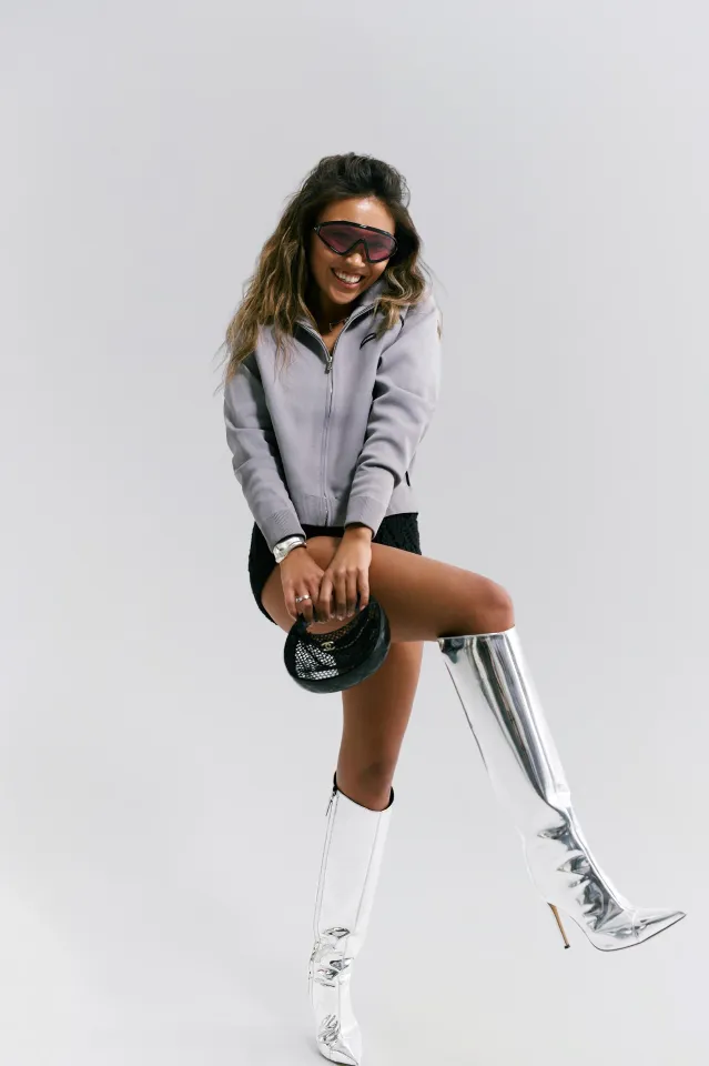 Dior тоқыма шортысы; Miu Miu олимпийкасы; Jean Paul Gaultier етігі; Chanel сөмкесі; Tom Ford көзілдірігі | Фотосуретші: Мария Slozhnomarya