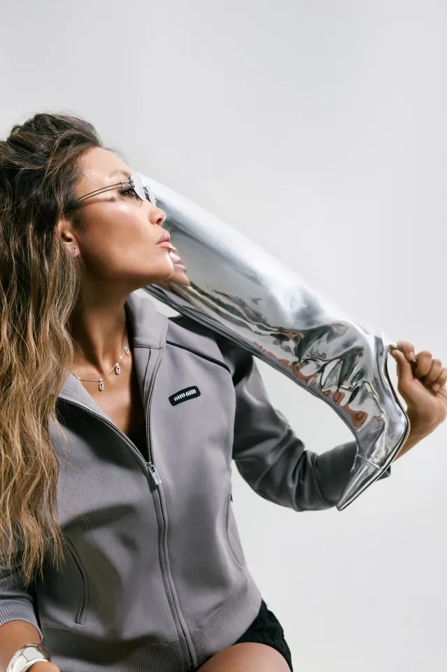 Вязаные шорты Dior; олимпийка Miu Miu; сапоги Jean Paul Gaultier; сумка Chanel; очки Tom Ford | Фотограф: Мария Slozhnomarya