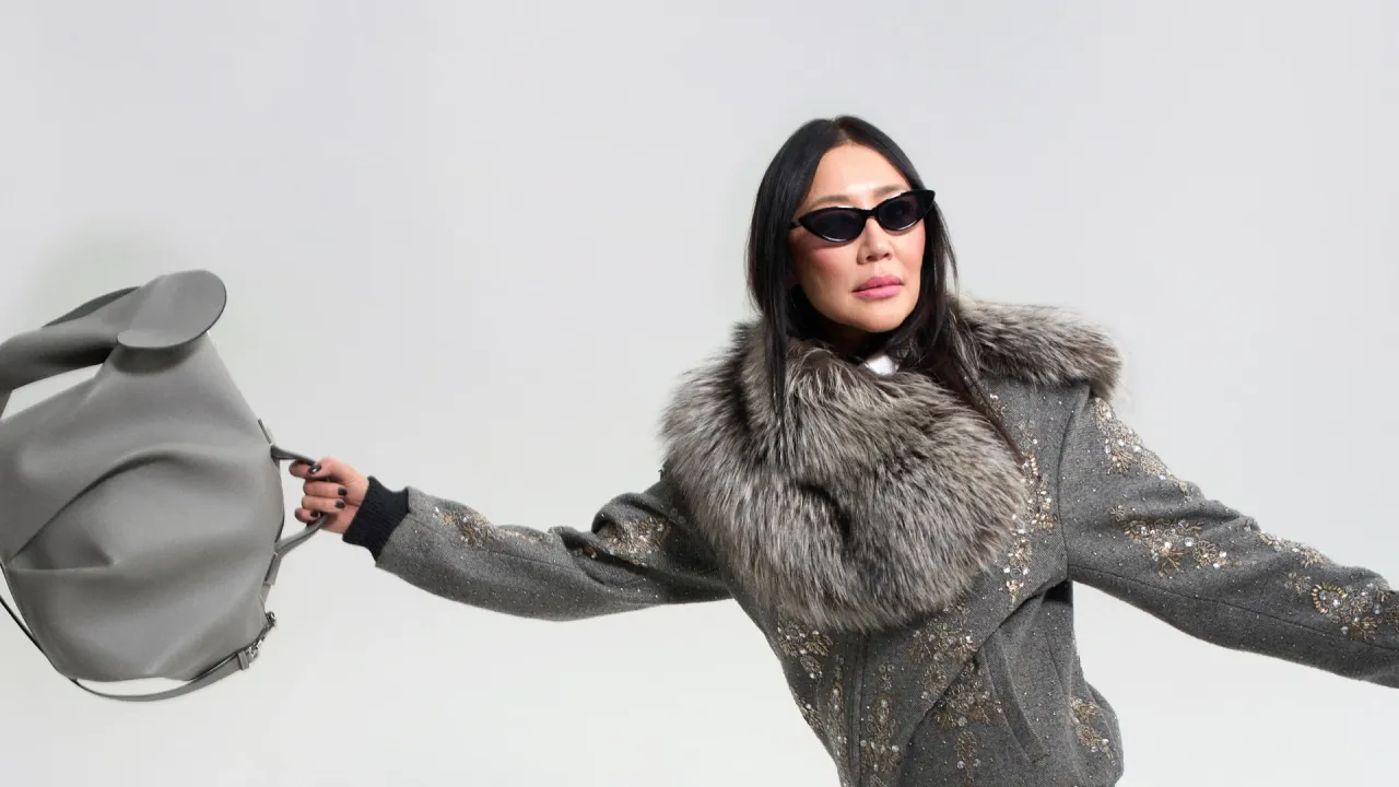 Меховой воротник Prada; бомбер и накидка, надетая как юбка Dries Van Noten | Фотограф: Мария Slozhnomarya