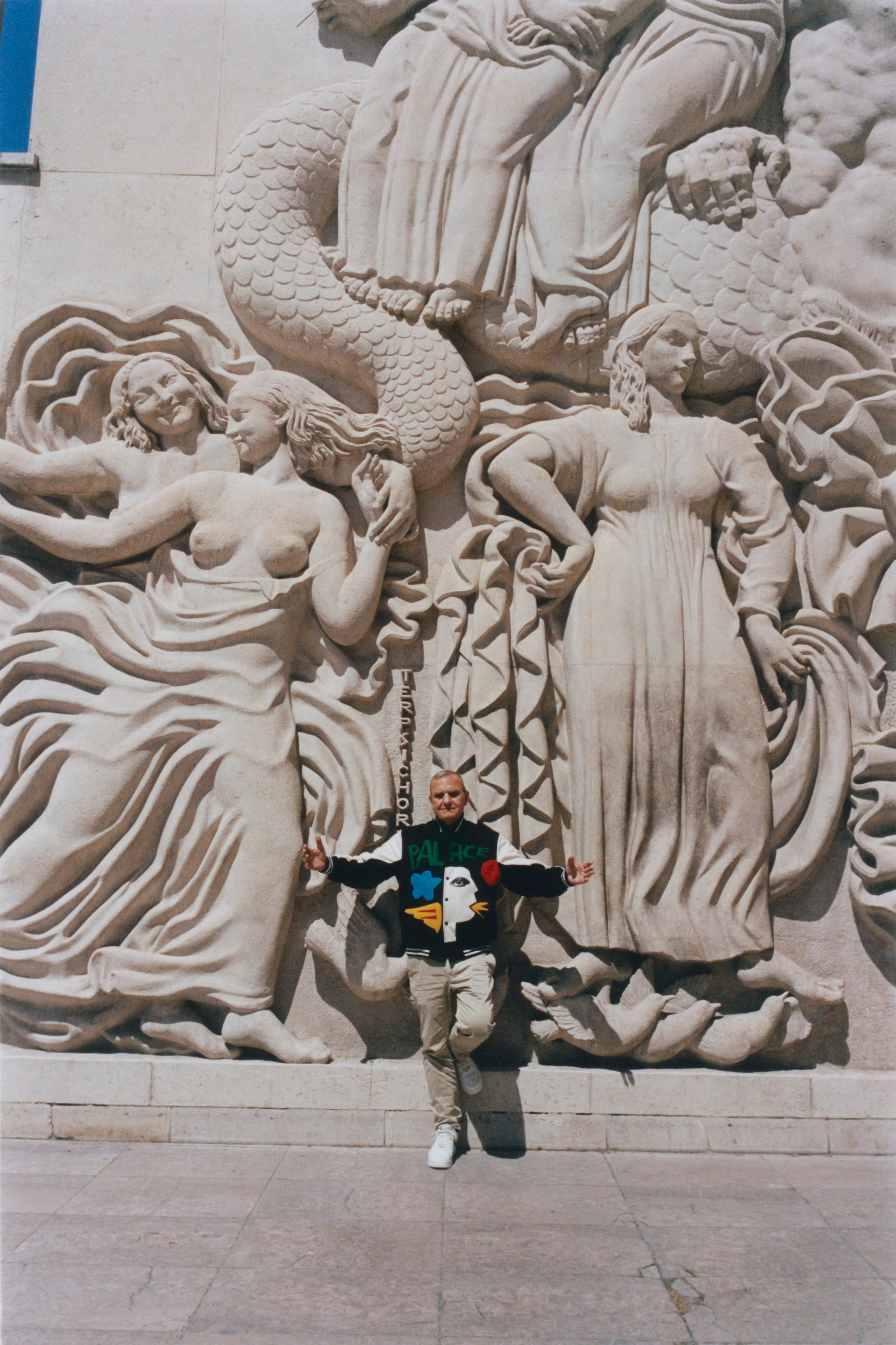 Көгершін, көз және мәрмәр: Palace пен Жан-Шарль де Кастельбажактың жаңа арт-коллабы