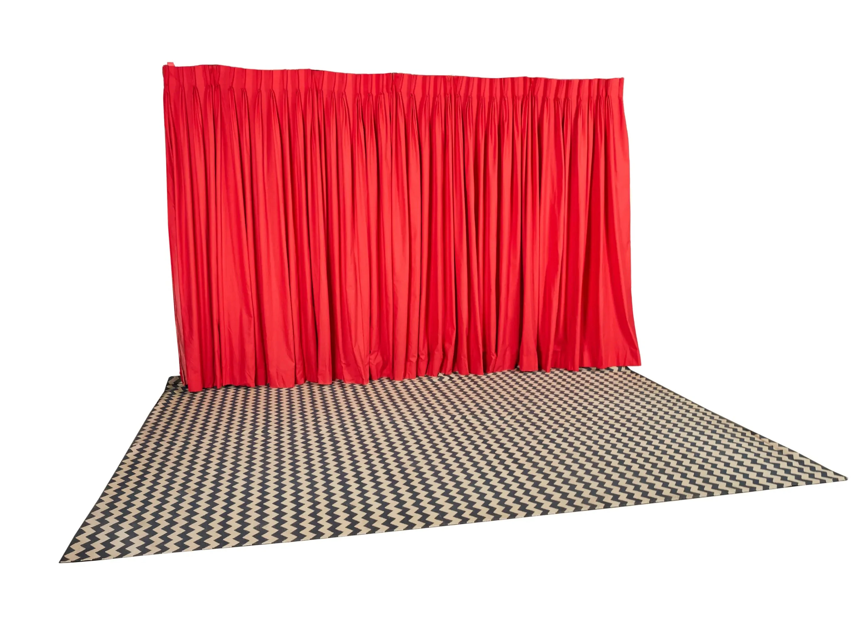 Красная занавеска в стиле «Твин Пикс» и зигзагообразный ковер | Julien*s